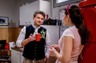 Sturm der Liebe – ARD STURM DER LIEBE FOLGE 4660 Uhr im ERSTEN. Lale (Yeliz Simsek r.) und Fritz (Thimo Meitner l.) hoffen, dass sie die perfekte Hochzeit für Fanny und Marlon auf die Beine gestellt haben.
