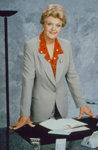 Mord ist ihr Hobby – Ihr grandioser Spürsinn führt die Hobbydetektivin Jessica Fletcher (Angela Lansbury) immer ans Ziel ...