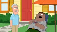 Family Guy – Schock für Peter (r.): Als er mit Lois bei deren Eltern zu Gast ist, erwischt er Carter (l.), den verheirateten Vater seiner Frau, mit einer Fremden im Bett ...
