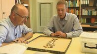 SMS - Schwanke meets Science – Karsten Schwanke (links) bestaunt das Lieblingsstück des Archäozoologen Norbert Benecke: Die Knochen der Tatze eines Löwen, gefunden im heutigen Bulgarien.