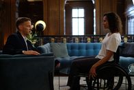 Das Netz - Prometheus – Diana (Angel Coulby) spricht mit dem erfolgreichen Talent-Scout und Besitzer einer Fußballakademie Richard Felgenbauer (Tom Wlaschiha).
