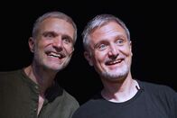 Signes – François Gremaud (l.) und Christian Gremaud (r.) während ihres Theaterstücks "Mon frère" (dt. Mein Bruder)