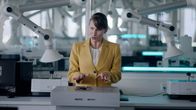Kaltstart – Ilse Ockert (Marlen Ulonska) erklärt, was die Stipendiaten mit der Spinne machen sollen.