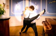 Sturm der Liebe – Rosalie (Natalie Alison, l.) träumt von einem Liebesgeständnis von Raphael (Jakob Graf, r.).
