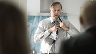 Tatort – Ein frisches Hemd und dann geht es weiter: Als Außendienstler ist Frank Möbius (Stephan Großmann) viel unterwegs, das macht er auch Kommissar Freddy Schenk (Dietmar Bär, r) klar.