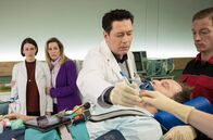 In aller Freundschaft – Ein Militärhubschrauber hat einen Notfallpatienten gebracht. Es ist Dr. Kai Hoffmann (Julian Weigend, liegend), der bei seinem Einsatz durch die Explosion einer Tellermine schwer verletzt worden ist. Dr. Philipp Brentano (Thomas Koch, 2.re.) ist sofort bei ihm und den Sanitätern (Komparse (re.), während Dr. Maria Weber (Annett Renneberg, li.) und Sarah Marquardt (Alexa Maria Surholt, 2.v.li.) regelrecht unter Schock stehen.