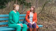 SOKO Wismar – Simone Zimmermann (Johanna Falckner, r.) taucht bei Helene Sturbeck (Katharina Blaschke, l.) auf und bittet um Hilfe. Aufgrund des dringenden Tatverdachts haben die Kollegen ihren Mann Martin mit aufs Revier genommen. Kann Helene jetzt noch etwas finden, dass Martin entlastet?