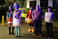 The Last Man on Earth – v.l.n.r.) Erica (Cleopatra Coleman), Carol (Kristen Schaal), Tandy (Will Forte), Todd (Mel Rodriguez) und Gail (Mary Steenburgen) ...