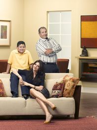 Modern Family – (v.li.) Manny (Rico Rodriguez), Gloria (Sofia Vergara) und Jay (Ed O'Neill)