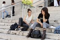 Bangla – Soll Asia (Carlotta Antonelli, r.) ihr Auslandssemester wirklich machen und dann ein halbes Jahr ihren Freund nicht mehr sehen? So verliebt, wie sie ist, scheint das nicht möglich. Fede (Martina Gatti, l.) hat ihre Freundin noch nie so erlebt.