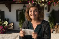 Der Bergdoktor – Lilli (Ronja Forcher) kann ihr Glück kaum fassen, als sie Geld für ein eigenes Auto bekommt.