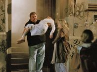 Der Dicke – Gregor Ehrenberg (Dieter Pfaff, l. ) rettet Frau Meissner (Heidy Forster) aus dem brennenden Haus.