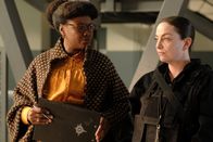 Fallen – Miss Sophia (Sarah Niles, l.) und Tasha (Sam Bell, r.) beobachten Penn genau – denn sie lässt nichts unversucht, um ihren Vater aufzuspüren.