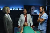 SOKO Stuttgart – Martina Seiffert (Astrid M. Fünderich, l.) trifft Prof. Lisa Wolter (Eva Maria Bayerwaltes, M.) und Benedikt Förster (Florian Wünsche, r.) in der Rechtsmedizin und bekommt den Befund der Leichenbeschauung erklärt: Anita Reitberger (Komparsin, liegend) wurde mit einer Überdosis eines synthetischen Opioids vergiftet.