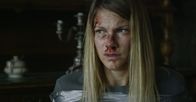 Dark Windows – Tilly (Anna Bullard) muss gefesselt mit ansehen, wie ihre Freunde von einem Unbekannten gefoltert werden.