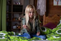 Frühling – Mathilda (Nele Richter) sorgt zu Hause und in der Schule für viel Ärger. Doch was steckt hinter dem Verhalten des Mädchens?