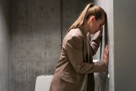 Borgen - Macht und Ruhm – Borgen – Macht und Ruhm Staffel 4 Folge 8 Verzweifelter Moment: Birgitte Hjort Sørensen als Katrine Fønsmark Copyright: SRF/DR/Mike Kollöffel