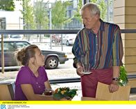 In aller Freundschaft – Nina Meinhardt (Leonie Fromme) kann den Tod ihres Großvaters, der in der Sachsenklinik verstorben ist, nicht verkraften und verbringt ihre Zeit der Trauer in der Klinik-Cafeteria. Otto Stein (Rolf Becker) macht sich Sorgen um das Mädchen.