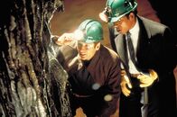 Evolve – Als der Wissenschaftler Dr. Ira Kane (David Duchovny, r.) und sein Kollege Dr. Harry Block (Orlando Jones, M.) einen abgestürzten Meteoriten untersuchen, entpuppt sich dieser als Träger einer außerirdischen Lebensform. Im Gegensatz zur Evolution des Menschen entwickelt sich jedoch die Alien-Paste rasant schnell ...