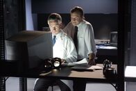 Mayday - Alarm im Cockpit – RE-ENACTMENT STILL: Claude Bechet (gespielt von Nicholas Kilbertus) sieht zu, wie der Ermittler durch die Daten auf seinem Computer scrollt.