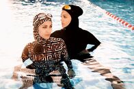 Freibad – v.li.: Kamila (Sabrina Amali), Yasemin (Nilam Farooq).