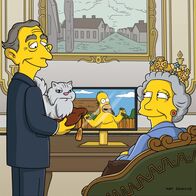 Die Simpsons – Homer (M.) vergisst am Bahnhof eine Reisetasche, worauf die Polizei alarmiert wird, welche die Tasche vorsichtshalber sprengt. Wegen der dadurch verursachten Terror-Angst, werden in ganz Springfield Kameras installiert und eine Reality-Soap entsteht, die auch Queen Elizabeth (r.) und Kronprinz Charles (l.) gerne sehen ...