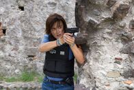 Deadly Tropics – Sobald es hart auf hart kommt, ist Crivelli (Béatrice de la Boulaye) bereit, ihr Leben und das ihrer Kollegen zu schützen. Denn der Verdächtige ist höchst gefährlich.