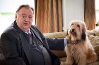 Der Dicke – ARD DER DICKE IV. Staffel, Hauptabendserie (13 neue Folgen), Folge 40 "Hinter verschlossenen Türen"15 Uhr im Ersten. Rechtsanwalt Gregor Ehrenberg (Dieter Pfaff) und Hund Teddy wollen, dass in der unkonventionellen Kanzlei alles beim Alten bleibt. Doch Isabel von Brede hat andere Pläne.