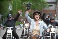 Nägel mit Köppen – Petra Koslowski (Ulrike Kriener, m.) fährt den Bikern (unbekannte Kleindarsteller) fast davon und hat hat eine riesen Freude dabei.