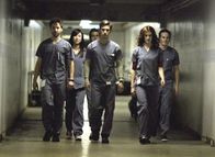 Pathology – Der junge Pathologe Ted (Milo Ventimiglia,m.) ist neu beim Elite-Kurs in Philadelphia. Als sein Kollege Jake (Michael Weston,l.) ihn in seinen exklusiven Zirkel einlädt, erfährt Ted, dass die Gruppe ein schreckliches Hobby hat: Sie töten Menschen, um den perfekten Mord zu üben.