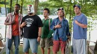 Kindsköpfe – Die fünf Freunde Kurt (Chris Rock, l.), Eric (Kevin James, 2.v.l.), Rob (Rob Schneider, M.), Marcus (David Spade, 2.v.r.) und Lenny (Adam Sandler, r.) kommen albern vom Steg zurück. Plötzlich erblicken sie eine schöne Blondine, die am Haus angekommen ist.