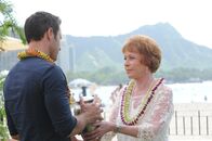Hawaii Five-0 – Tante Deb (Carol Burnett, r.) kehrt nach Hawaii zurück, um die Asche ihres Ehemanns zu verstreuen. Sie bittet Steve (Alex O'Loughlin, l.) um Hilfe dabei ...