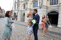 Rote Rosen – ARD ROTE ROSEN, Folge 181410 Uhr im Ersten. Standesamtliche Hochzeit: Tine (Maike Bollow, 2.v.l.) und Ole (Patrik Fichte, 3.v.r.) vor dem Rathaus in Lüneburg. Ihre Tochter Lotte (Anna Willecke, 2.v.r.) und die Freundinnen Jana (Jenny Jürgens, l.) und Merle (Anja Franke, r.) streuen Rosenblätter für das glückliche Brautpaar.