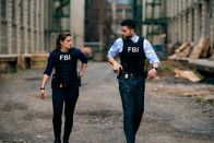 FBI: Special Crime Unit – Special Agent Maggie Bell (Missy Peregrym, l.) und Special Agent Omar Adom 'OA' Zidan (Zeeko Zaki, r.)