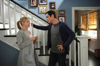 Modern Family – Claire (Julie Bowen) hat ohne Phils (Ty Burrell) Wissen einen Klempner gerufen, der die Wanne reparieren soll - schließlich weiß sie, wie es um das handwerkliche Geschick ihres Mannes steht...