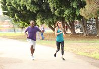 New Girl – Winston (Lamorne Morris, l.) gefällt es überhaupt nicht, dass Reagan (Megan Fox, r.) nie mit ihnen abhängen will und setzt sich selber das Ziel, sie dazu zu zwingen. Kann das gut gehen?