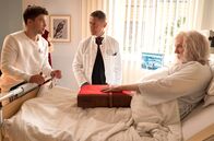 In aller Freundschaft – Der unbekannte Patient (Ilja Richter, re.), der nach einem Sturz behauptet, der Weihnachtsmann zu sein, bringt Dr. Kaminski (Udo Schenk, mi.) an seine Grenzen. Pfleger Kris Haas (Jascha Rust, li.) amüsiert sich darüber.