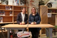 CheXperiment – Checker Tobi und Psychologin Verena vor dem Verkaufsstand