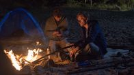 SOKO Wismar – Bei Lagerfeuer und Sonnenuntergang campen Kilian Danneberg (Constantin Lücke, l.) und Jonas Erle (Matthias Lier, r.) am Strand von Poel. Es sollte eine Radtour unter Freunden sein, doch dann steht Kilians Zelt in Flammen. Er verbrennt.