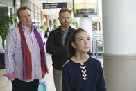 Modern Family – L-R: Cameron Tucker (Eric Stonestreet), Mitchell Pritchett (Jesse Tyler Ferguson) und Lily Tucker-Pritchett (Aubrey Anderson-Emmons)