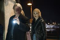 Navy CIS – Gehen einem Drogenschmuggel im zivilen Hafen von Norfolk auf den Grund: Gibbs (Mark Harmon, l.) und Bishop (Emily Wickersham, r.) ...