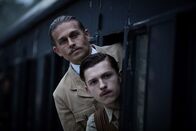 Die versunkene Stadt Z – Gemeinsam mit seinem Sohn Jack (Tom Holland, r.) bricht Percy Fawcett (Charlie Hunnam) erneut auf, um die Stadt "Z" zu finden
