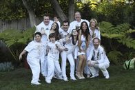 Modern Family – Familienfoto mit Hindernissen: die Großfamilie Pritchett/Dunphy (vo.v.li.: Rico Rodriguez, Nolan Gould, Ariel Winter, Sofia Vergara, Julie Bowen, Jesse Tyler Ferguson