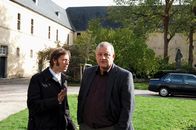 Wilsberg – Privatdetektiv Wilsberg (Leonard Lansink, r.) will den Steuerprüfer Ekki Talkötter (Oliver Korittke, l.) bei seinen Ermittlungen unterstützen. Der scheint wenig begeistert zu sein.