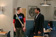 The Big Bang Theory – Nach seinem Fehler versucht Sheldon (Jim Parsons, l.) alles, damit Howard doch noch an einem Satellitenprojekt des Verteidigungsministeriums mitarbeiten darf. Doch wird Neil (Neil deGrasse Tyson, r.) ihm behilflich sein können?; Nach seinem Fehler versucht Sheldon (Jim Parsons, l.) alles, damit Howard doch noch an einem Satellitenprojekt des Verteidigungsministeriums mitarbeiten darf. Doch wird Neil (Neil deGrasse Tyson, r.) ihm behilflich sein können?