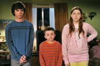 The Middle – Axl (Charlie McDermott, l.), Brick (Atticus Shaffer, M.) und Sue (Eden Sher, r.) suchen das Gespräch mit ihren Eltern, weil sie finden, dass Frankie in letzter Zeit zu viel nörgelt und Mike sinnlose Strafen verhängt. Deshalb wollen sie nun selbst ihren Alltag regeln; mit ungeahnten Folgen ...
