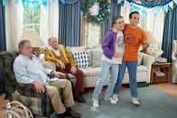 The Goldbergs – v.l.n.r.) Murray Goldberg (Jeff Garlin); Ben "Pop-Pop" Goldberg (Judd Hirsch); Adam Goldberg (Sean Giambrone); Barry Goldberg (Troy Gentile)