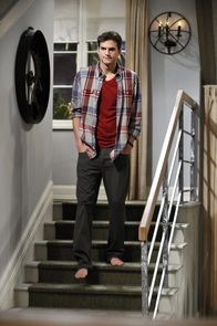 Two and a Half Men – Auf Drängen von seiner Freundin Zoey, lässt sich Walden (Ashton Kutcher) einen neuen Look verpassen ...