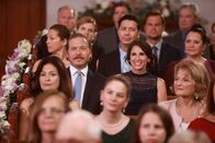 The Mick – Mickeys neue Freundin Trish (Michaela Watkins, Mitte r.) lädt ausgerechnet Jimmy (Scott MacArthur, Mitte l.) als ihr Date zur Hochzeit ihres Ex-Mannes ein, was Mickey ganz und gar nicht gefällt.
