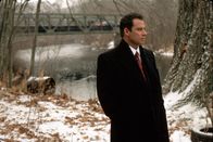 Zivilprozess – Jan Schlichtmann (John Travolta) wird mit einem neuen Fall beauftragt. Zwölf Kinder aus einem Ort mussten an Leukämie sterben, weil es zwei Konzernen gefiel, ihr Abwasser in die Wasserversorgung abzuleiten. Schlichtmann beginnt ganz gegen sein übliches Verhalten, wirklich um die Sache zu streiten. Ob ihm das angesichts der mächtigen Gegner Glück bringen wird, bleibt allerdings fraglich.
